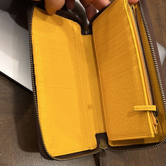 Long Gucci Zip wallet retired item. Hard to find with a lion emblem - Picture 4 of 4